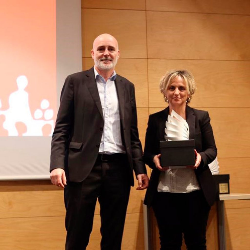 ana-fernandez-con-el-premio