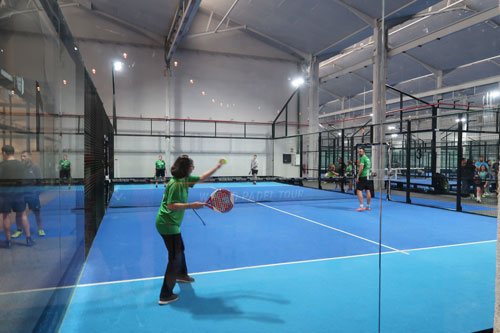 mercedes-sacando-en-el-padel-ingecal Pádel Ingecal